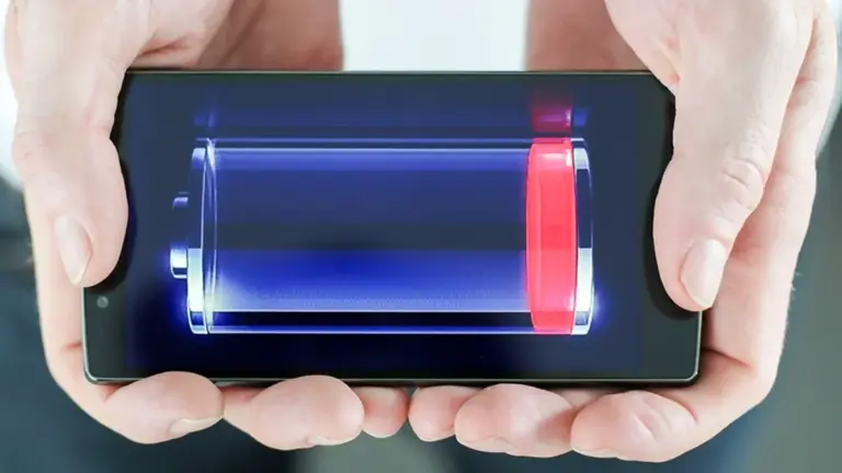 En conclusión, AccuBattery - Bateria no es simplemente una aplicación más entre tantas disponibles en las tiendas móviles: es una verdadera aliada en el cuidado y la optimización de uno de los recursos más vitales de nuestros teléfonos: la batería. En la actualidad, donde usamos el celular para casi todo —trabajo, estudio, entretenimiento, comunicación y organización personal—, contar con una herramienta que nos ayude a prolongar la vida útil de la batería es una decisión inteligente y, más que eso, necesaria. El desgaste prematuro de la batería no solo representa una molestia cotidiana, sino que puede convertirse en un gasto significativo cuando se requiere cambiar el dispositivo o enviarlo a reparación. Muchas veces, este deterioro ocurre por desconocimiento: cargamos el teléfono de forma inadecuada, lo dejamos conectado toda la noche, usamos cargadores genéricos o permitimos que aplicaciones ocultas agoten la energía sin que nos demos cuenta. AccuBattery - Bateria se convierte, en este sentido, en un maestro silencioso que nos educa con datos reales, gráficos claros y alertas precisas, para que podamos adoptar hábitos más responsables. Pero además de su utilidad técnica, hay que destacar su accesibilidad. La aplicación está diseñada para todo tipo de usuario: desde el experto en tecnología hasta quien apenas domina las funciones básicas del teléfono. Su interfaz es clara, intuitiva y personalizable, lo que permite que cualquier persona pueda entender cómo funciona su batería, identificar errores en el uso diario y corregirlos de forma práctica. Más aún, en tiempos donde se habla cada vez más de sostenibilidad y reducción de residuos electrónicos, cuidar la batería también es un acto de responsabilidad ambiental. Extender la vida útil de un dispositivo evita que tengamos que reemplazarlo antes de tiempo, lo cual contribuye a reducir la producción de basura tecnológica. Así, usar AccuBattery - Bateria no solo cuida tu teléfono, sino también el planeta. Por todo esto, si estás buscando una herramienta confiable, informativa y eficaz para mejorar el rendimiento de tu batería y alargar su duración, no lo pienses dos veces. AccuBattery - Bateria te ofrece todo lo que necesitas en un solo lugar: datos precisos, consejos prácticos y un control total sobre el estado energético de tu dispositivo. Es hora de tomar el control y dejar de depender de suposiciones o mitos sobre cómo cargar correctamente tu celular. Con esta app, tendrás la información en la palma de tu mano y podrás transformar por completo tu experiencia con la batería. Cuida mejor lo que te conecta con el mundo. Cuida tu batería. Y empieza hoy mismo con AccuBattery - Bateria.